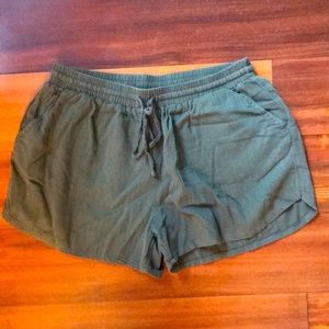 Women’s Universal Threads Green shorts, size M